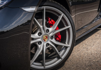 Подержанный автомобиль Porsche Cayman 2018 года (2 фото)