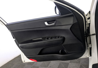 Подержанный автомобиль Kia Optima Sedan 2019 года (19 фото)