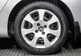Подержанный автомобиль Peugeot 408 2012 года (20 фото)