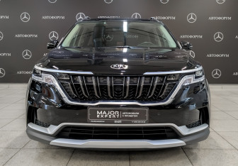 Подержанный автомобиль Kia Carnival 2021 года (2 фото)