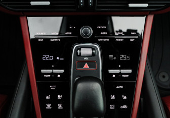 Подержанный автомобиль Porsche Cayenne 2020 года (35 фото)