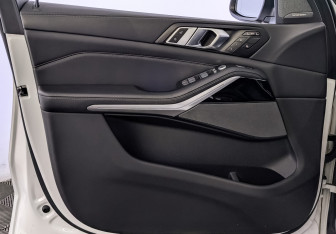 Подержанный автомобиль BMW X7 2023 года (19 фото)