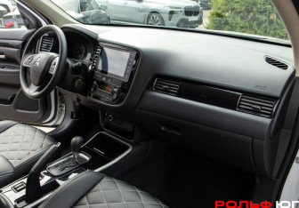 Подержанный автомобиль Mitsubishi Outlander 2022 года (7 фото)