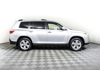 Подержанный автомобиль Toyota Highlander 2013 года (4 фото)