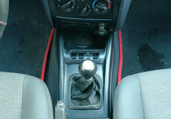 Подержанный автомобиль Hyundai Elantra Sedan 2004 года (14 фото)