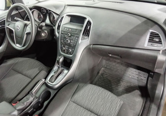 Подержанный автомобиль Opel Astra Hatchback 2014 года (9 фото)