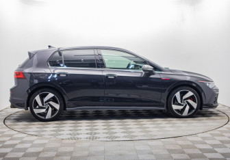 Подержанный автомобиль Volkswagen Golf GTI Hatchback 2022 года (6 фото)