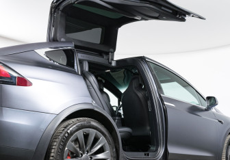 Подержанный автомобиль Tesla Model X 2018 года (15 фото)