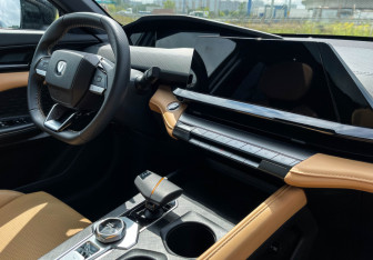 Подержанный автомобиль Changan UNI-V 2023 года (9 фото)