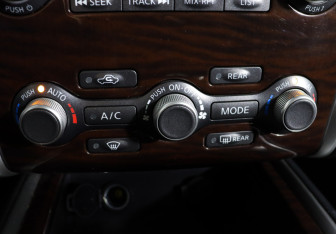 Подержанный автомобиль Nissan Pathfinder 2015 года (23 фото)