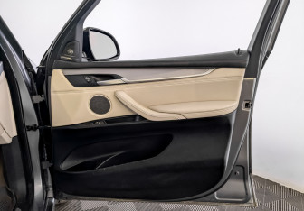 Подержанный автомобиль BMW X5 2015 года (25 фото)