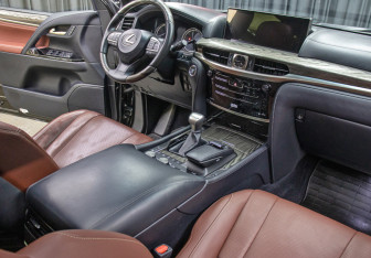 Подержанный автомобиль Lexus LX 2015 года (11 фото)