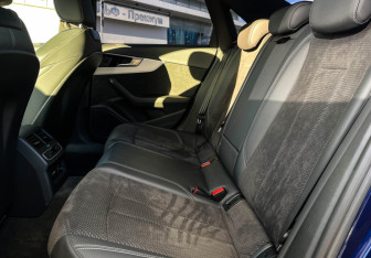 Подержанный автомобиль Audi A4 Sedan 2020 года (10 фото)