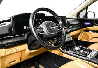 Подержанный автомобиль Kia Carnival 2020 года (11 фото)