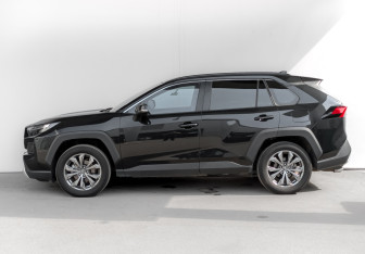 Подержанный автомобиль Toyota RAV4 2024 года (8 фото)