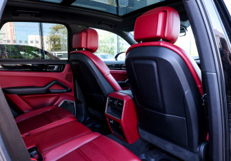 Подержанный автомобиль Porsche Cayenne 2020 года (14 фото)