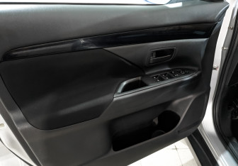 Подержанный автомобиль Mitsubishi Outlander 2022 года (18 фото)