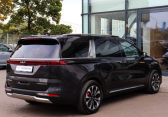 Подержанный автомобиль Kia Carnival 2021 года (4 фото)
