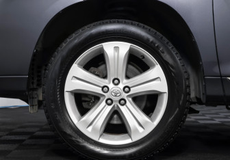 Подержанный автомобиль Toyota Highlander 2011 года (24 фото)
