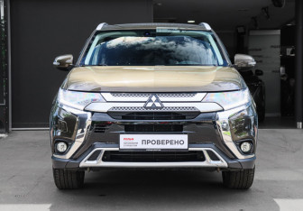 Подержанный автомобиль Mitsubishi Outlander 2019 года (2 фото)