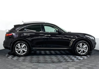 Подержанный автомобиль Infiniti QX70 2015 года (4 фото)