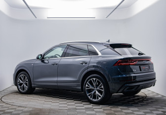 Подержанный автомобиль Audi Q8 2020 года (7 фото)