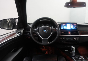 Подержанный автомобиль BMW X5 2007 года (13 фото)