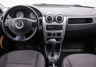 Подержанный автомобиль Renault Logan Sedan 2010 года (13 фото)