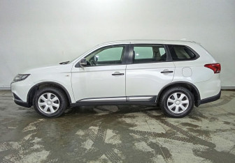 Подержанный автомобиль Mitsubishi Outlander 2018 года (8 фото)