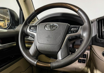 Подержанный автомобиль Toyota Land Cruiser Suv 2019 года (14 фото)