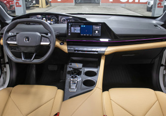 Подержанный автомобиль Changan UNI-V 2023 года (14 фото)