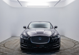 Подержанный автомобиль Jaguar XJ 2013 года (8 фото)