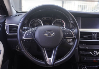 Подержанный автомобиль Infiniti QX30 2017 года (14 фото)