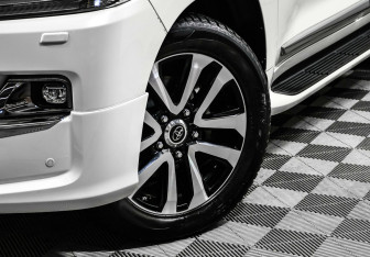Подержанный автомобиль Toyota Land Cruiser Suv 2019 года (5 фото)