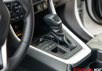 Подержанный автомобиль Toyota RAV4 2025 года (12 фото)