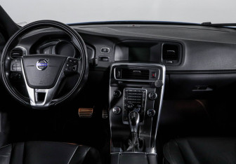 Подержанный автомобиль Volvo S60 2014 года (12 фото)