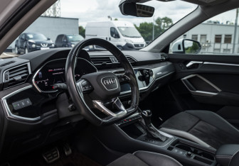 Подержанный автомобиль Audi Q3 2021 года (9 фото)