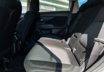 Подержанный автомобиль Mitsubishi Outlander 2018 года (10 фото)