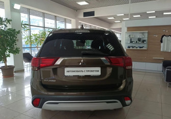 Подержанный автомобиль Mitsubishi Outlander 2020 года (6 фото)