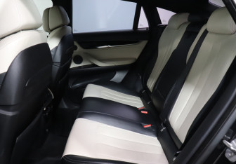 Подержанный автомобиль BMW X6 2015 года (10 фото)
