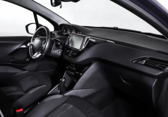 Подержанный автомобиль Peugeot 208 2013 года (11 фото)