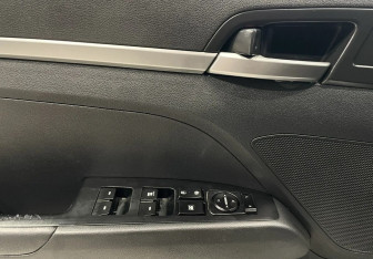 Подержанный автомобиль Hyundai Elantra Sedan 2019 года (15 фото)
