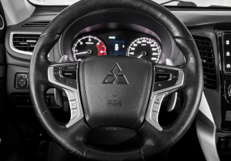 Подержанный автомобиль Mitsubishi Pajero Sport 2017 года (10 фото)