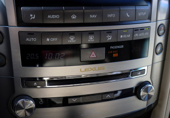 Подержанный автомобиль Lexus LX 2012 года (19 фото)