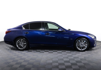 Подержанный автомобиль Infiniti Q50 2018 года (4 фото)