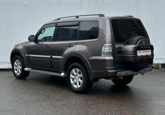 Подержанный автомобиль Mitsubishi Pajero 2012 года (7 фото)