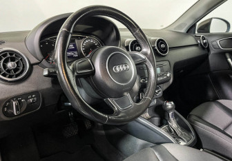 Подержанный автомобиль Audi A1 2010 года (13 фото)