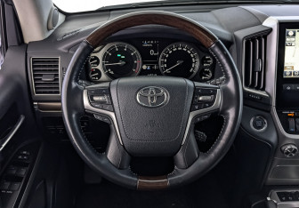 Подержанный автомобиль Toyota Land Cruiser Suv 2016 года (22 фото)