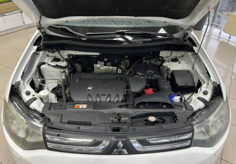 Подержанный автомобиль Mitsubishi Outlander 2013 года (24 фото)