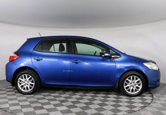Подержанный автомобиль Toyota Auris Hatchback 2011 года (7 фото)